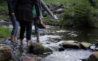 Kneippwandern durch den Gebirgsbach 2