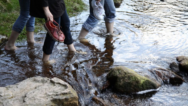 Kneippwandern durch den Gebirgsbach